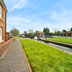 Beautiful Waterside Apartment - Parking - Perry Barr - Top Rated